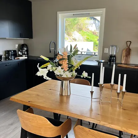 Newly Renovated Designer Home, Peaceful & Luxurious Leilighet *