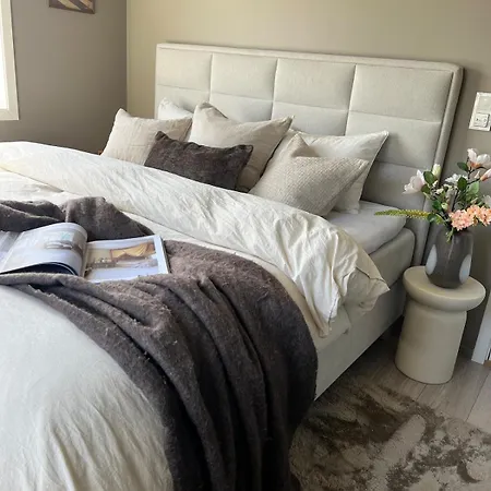 Newly Renovated Designer Home, Peaceful & Luxurious Leilighet *