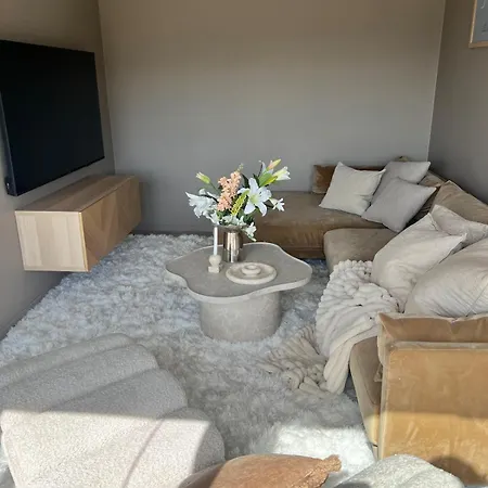 Newly Renovated Designer Home, Peaceful & Luxurious Lunden