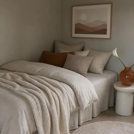 Newly Renovated Designer Home, Peaceful & Luxurious Leilighet *